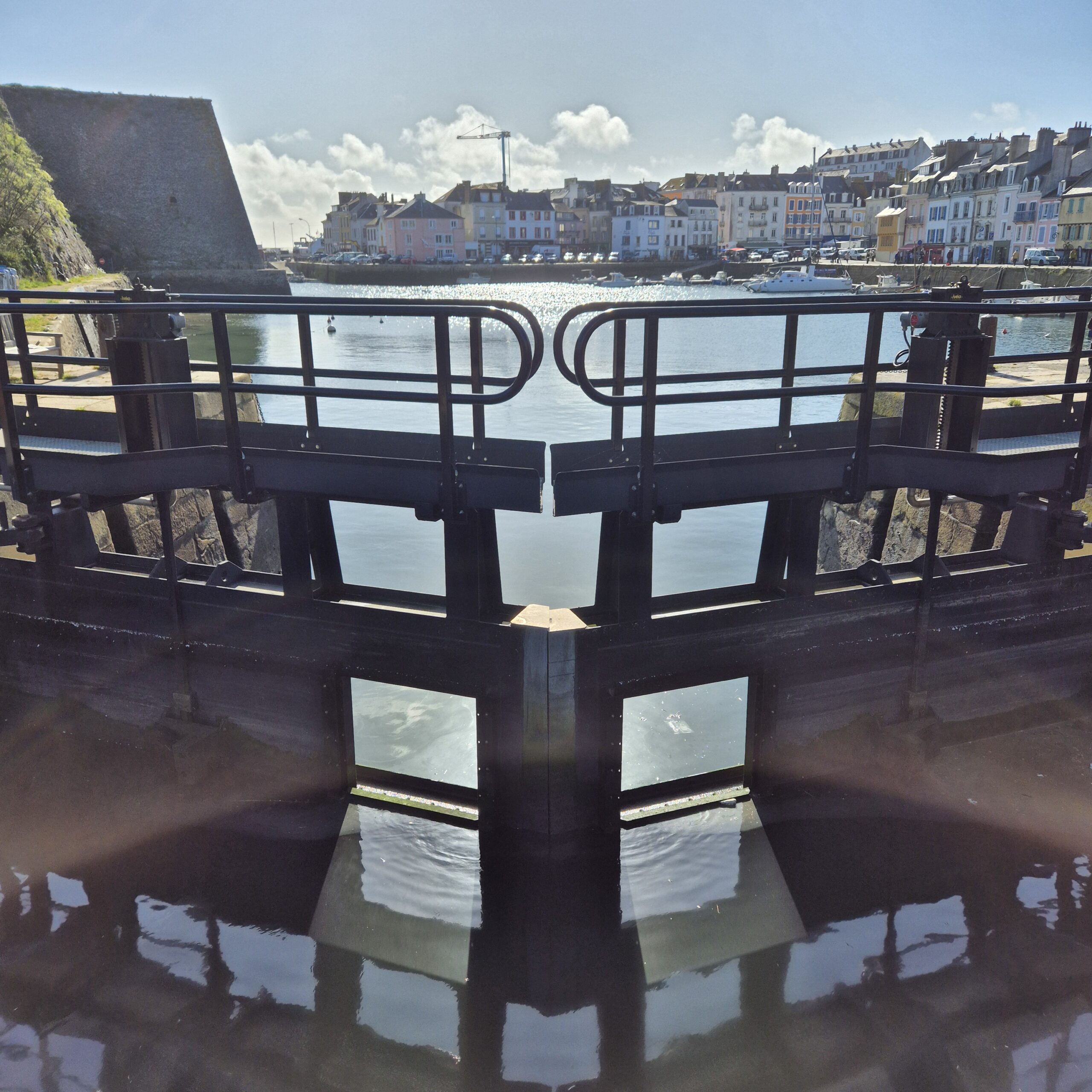 Ecluse du bassin a flot dans le port de Palais à Belle-Ile-en-Mer.