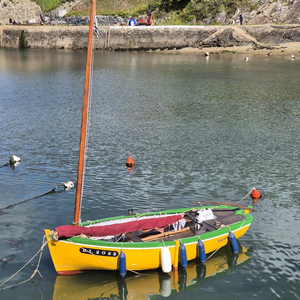 Chaloupe en bois à voile dans le bassin d'échouage du port de Palais à Belle-Ile-en-Mer.