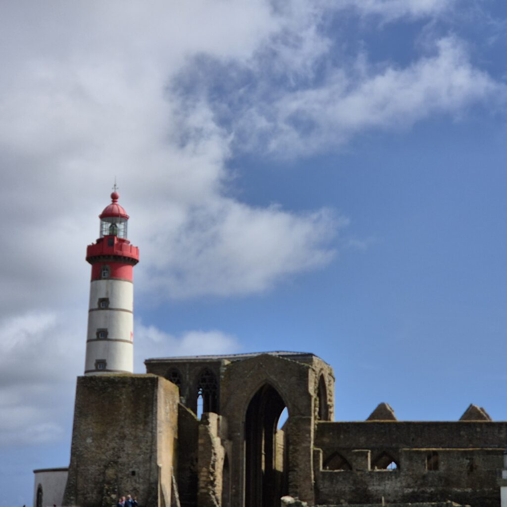 Phare et ruines à la pointe saint Mathieu dans le Finistère.