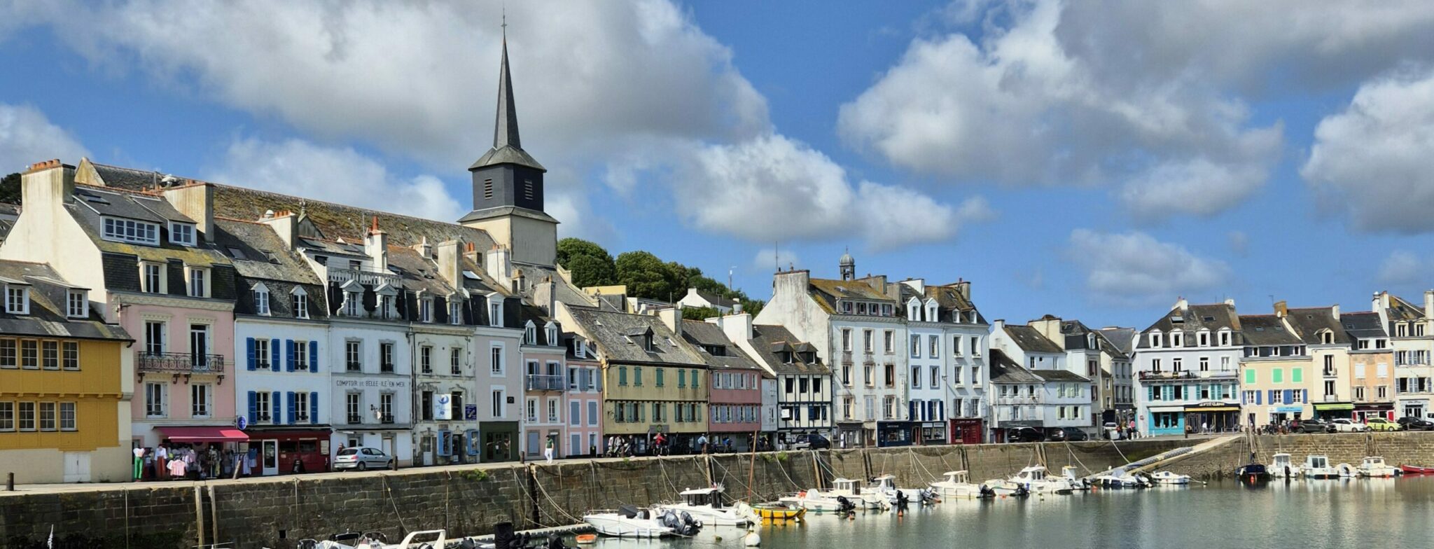 Le quai Jacques LEBLANC avec ses maisons colorées a colombage et pans de bois. Port de Palais à Belle-Ile-en-Mer.