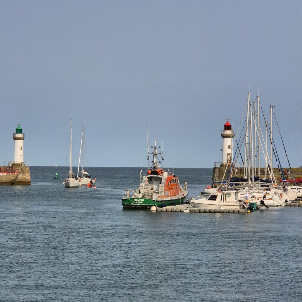 Les deux phares à l'entrée du port de Palais à Belle-Ile-en-Mer.