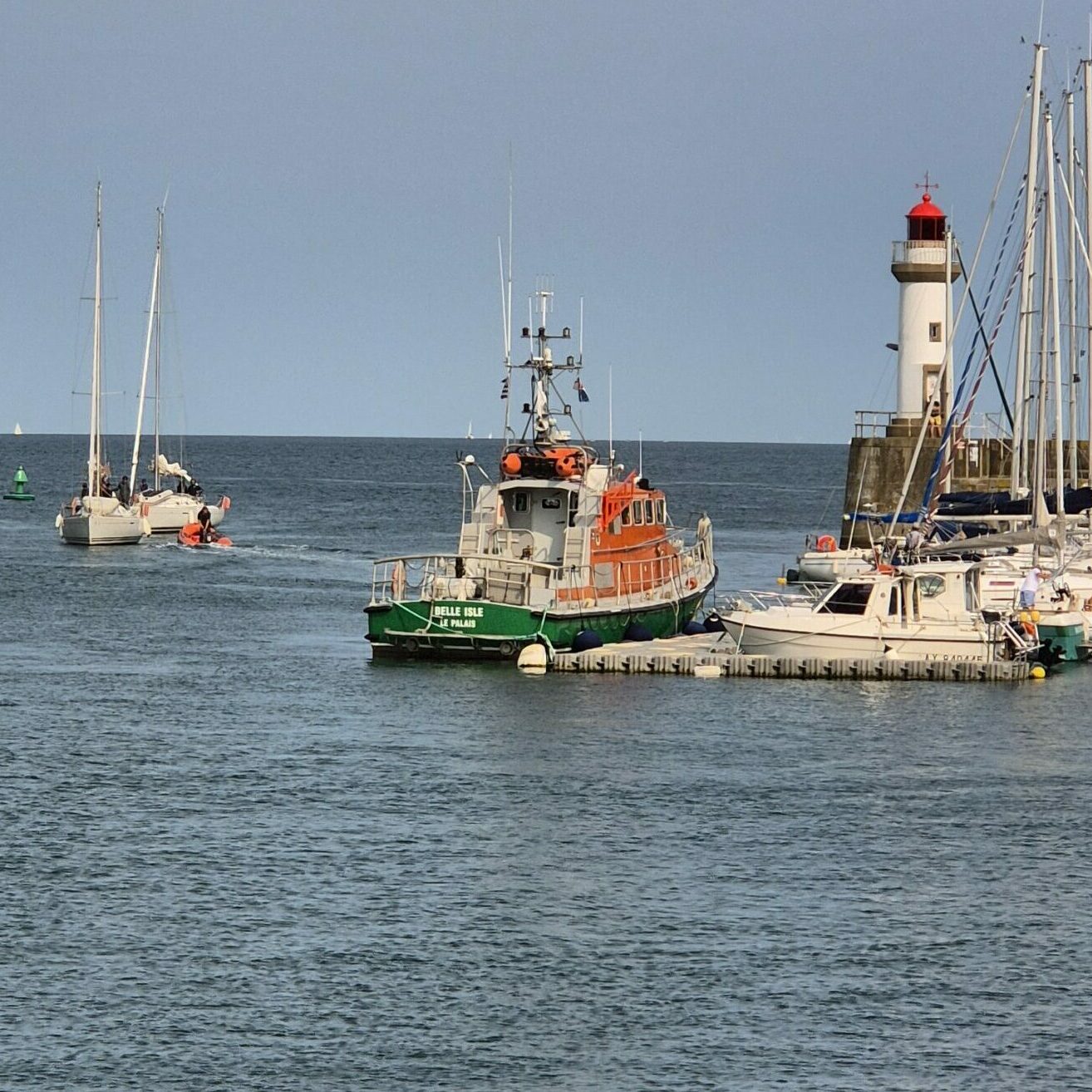 Phare vert et phare rouge a l'entrée du port de Palais à Belle-Ile-en-Mer.