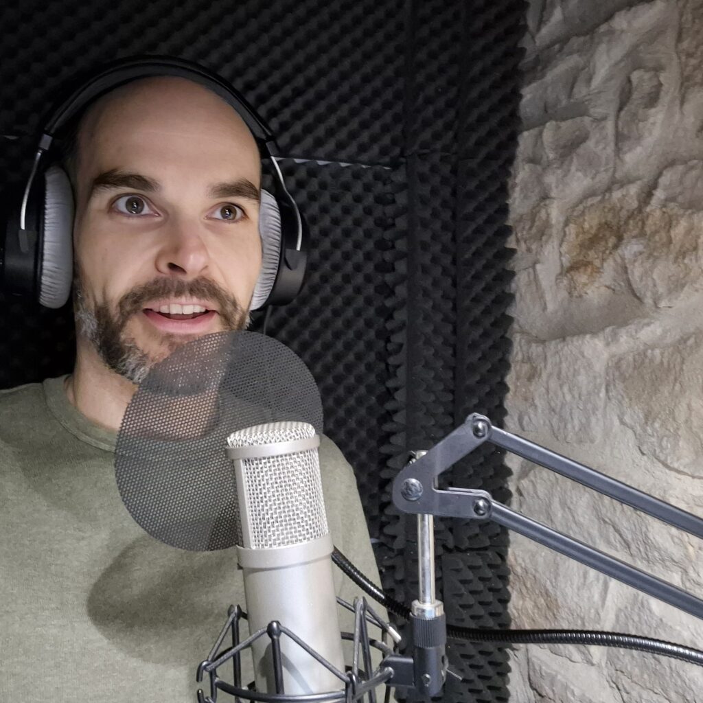 Geoffroy au micro en studio d'enregistrement.
