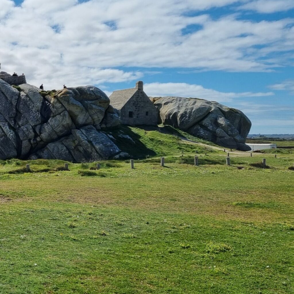 Maison entre les rochers à Menez-Ham