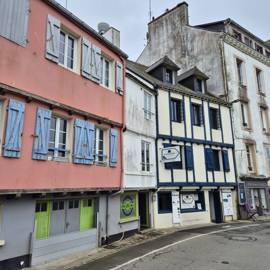 Maisons a encorbellement sur le quai Jaques Le Blanc à Belle-Ile-en-Mer