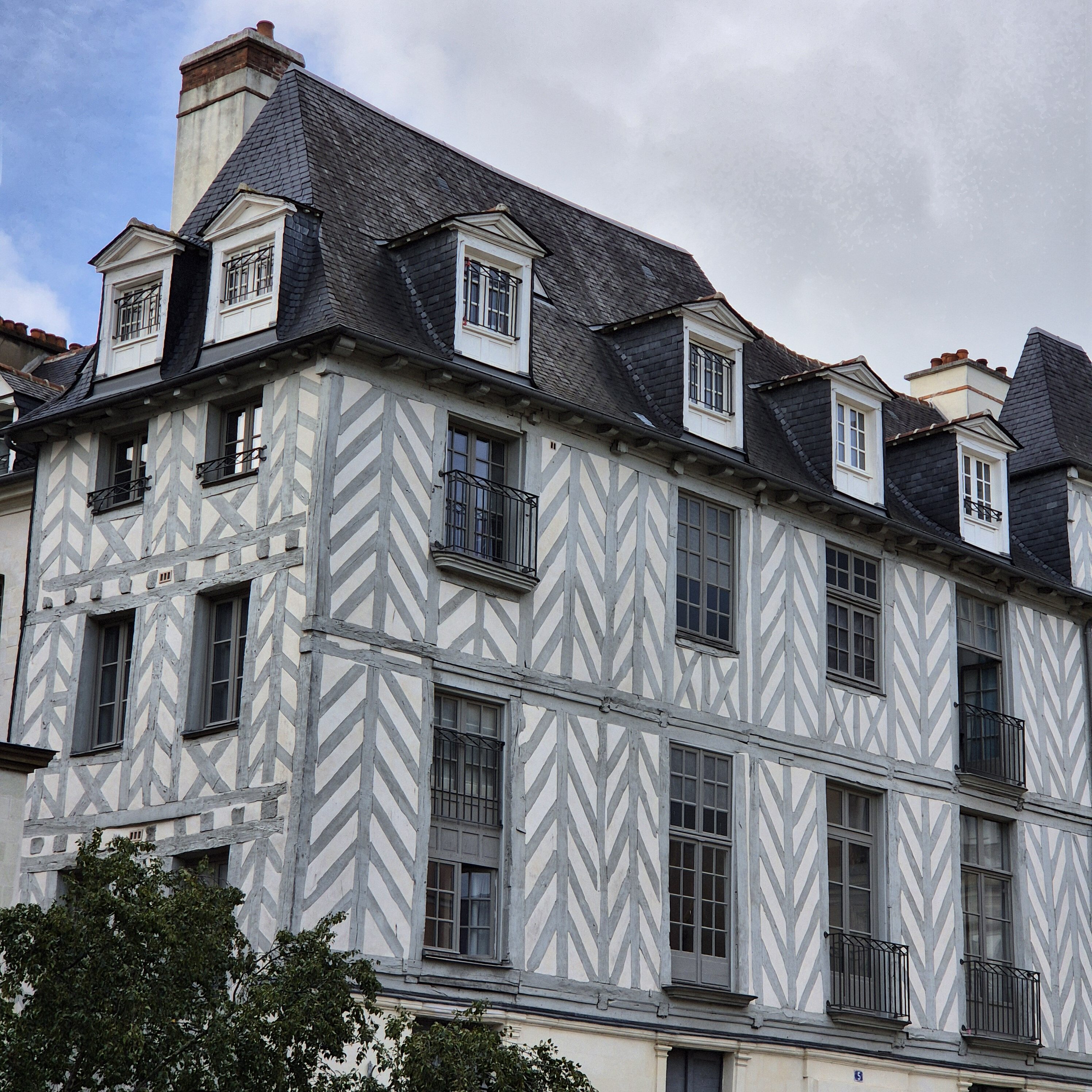 Maison a pans de bois place du Champ Jacquet à Rennes